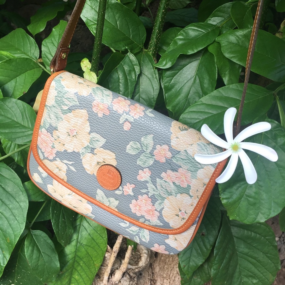🌸 Vintage Pierre Balmain Paris Crossbody Bag🌸